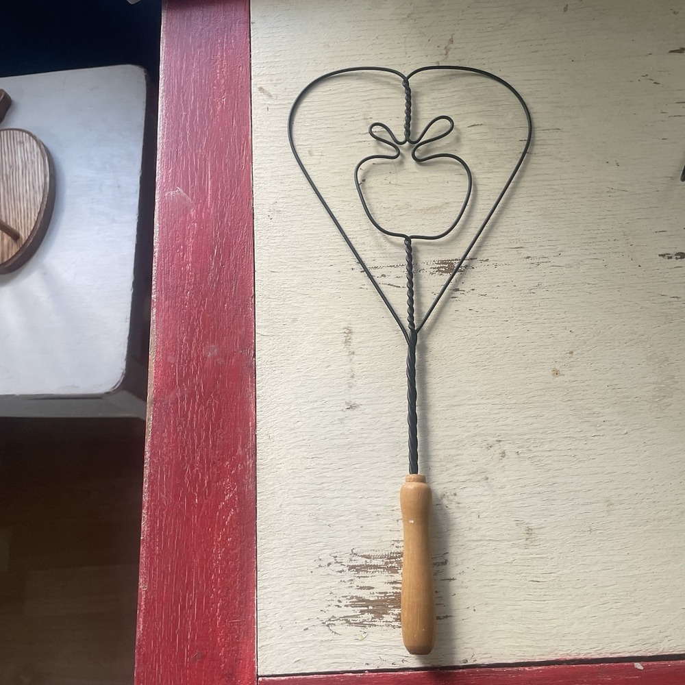 Antique Heart-Shaped Wire Metal Blanket Rug Beater with Wooden Handle
